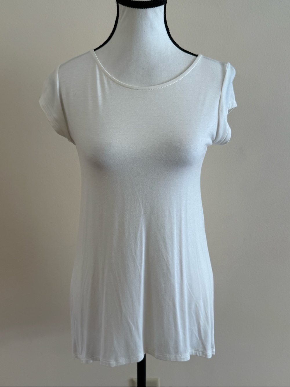 Kim & Cami White Short-Sleeve Scoop Neck Tee size Medium